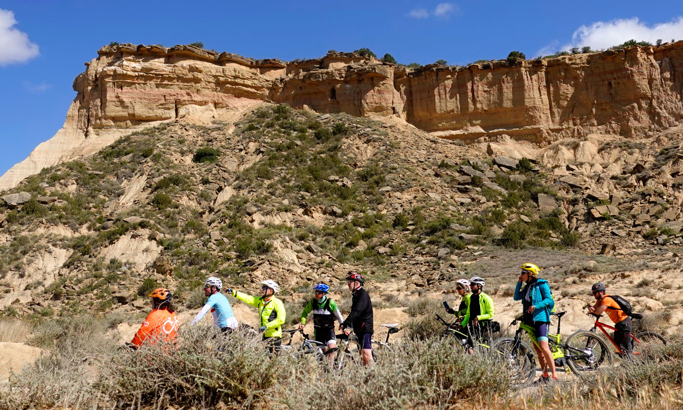 Grupo ciclista en La Bardena
